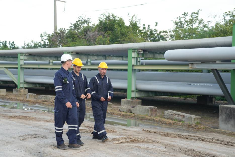 Implementar impermeabilización en ambientes salinos desde la construcción optimiza recursos, protege inversiones y prolonga la resistencia.