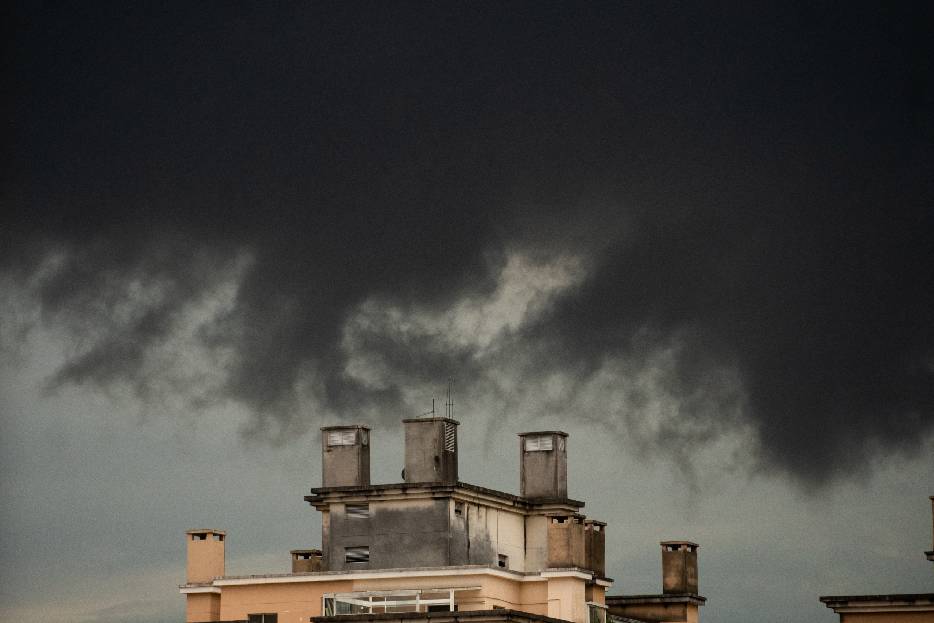 ¿Cómo afecta la contaminación urbana a la durabilidad del impermeabilizante?