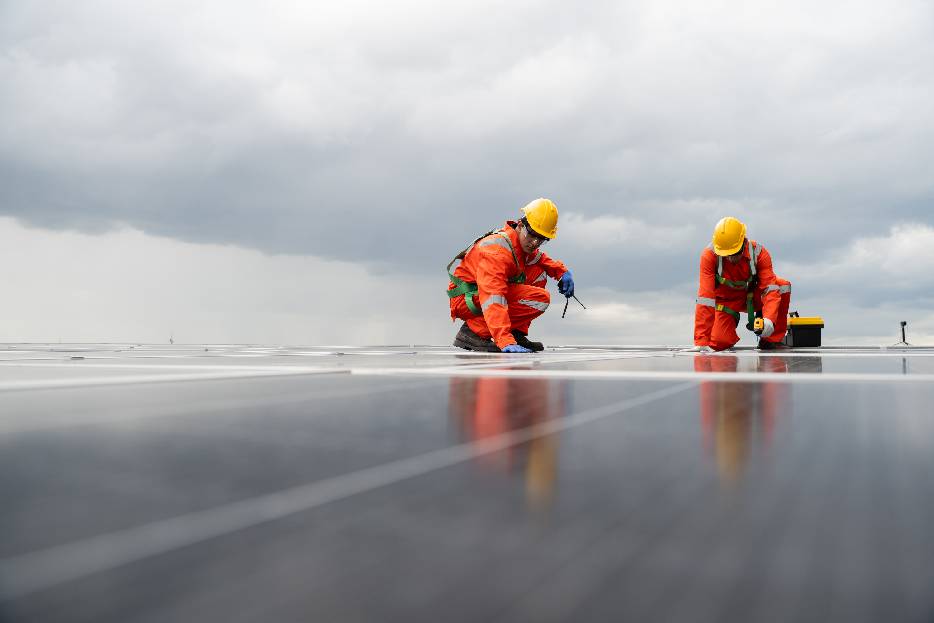 En ciudades con alta contaminación, la vida útil del impermeabilizante puede disminuir hasta un 30%, afectando su resistencia.
