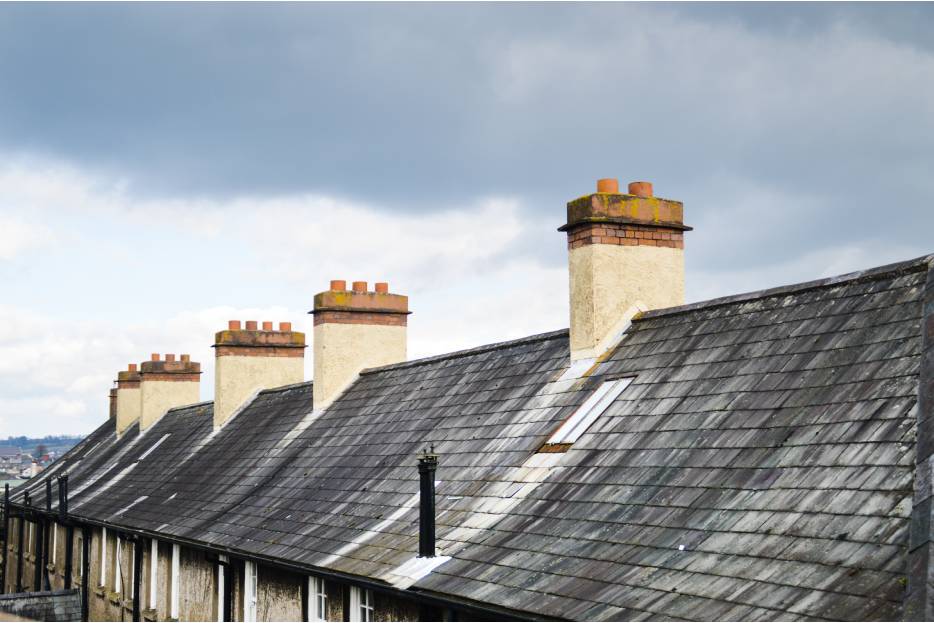 Un mantenimiento periódico es clave para contrarrestar los efectos de la contaminación y prolongar la durabilidad del impermeabilizante.